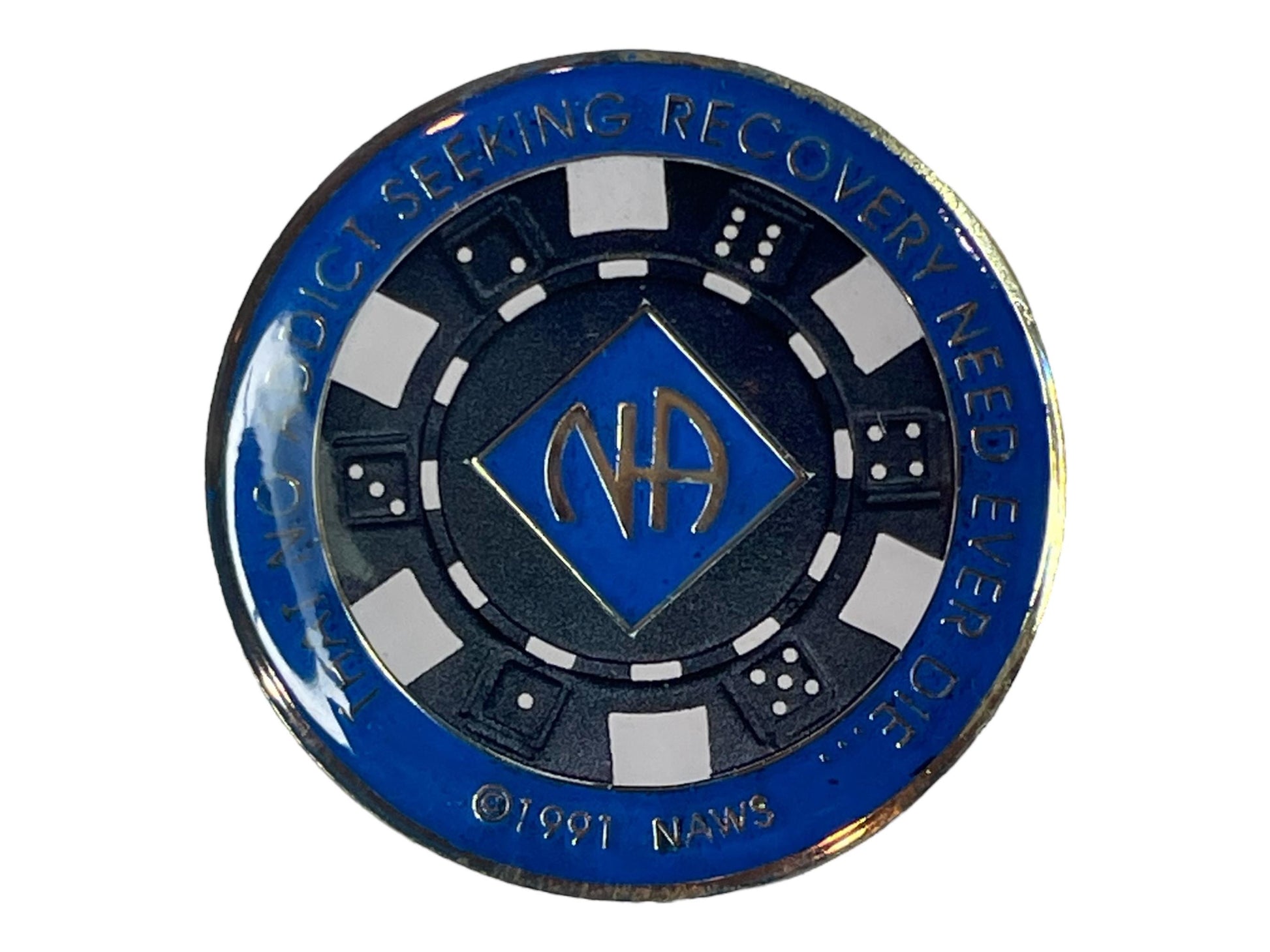 Narcotics Anonymous poker chip-style recovery medallion with blue and black enamel design and NA logo in the center. The border reads “That No Addict Seeking Recovery Need Ever Die,” representing the gamble of addiction and the victory of recovery, making it a unique sobriety chip for collectors and NA members.