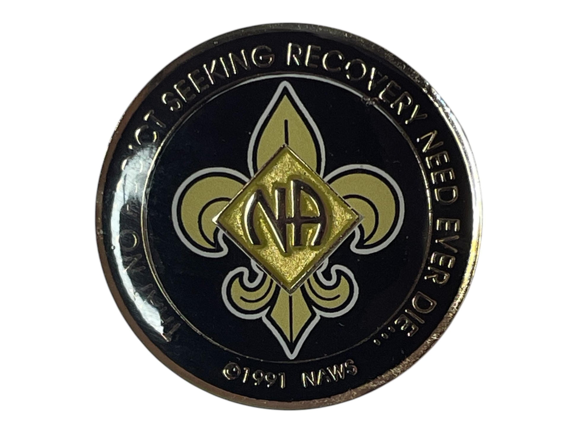 Narcotics Anonymous gold and black medallion featuring the NA logo centered on a fleur-de-lis design with the phrase “That No Addict Seeking Recovery Need Ever Die” around the border, symbolizing strength, unity, and recovery.