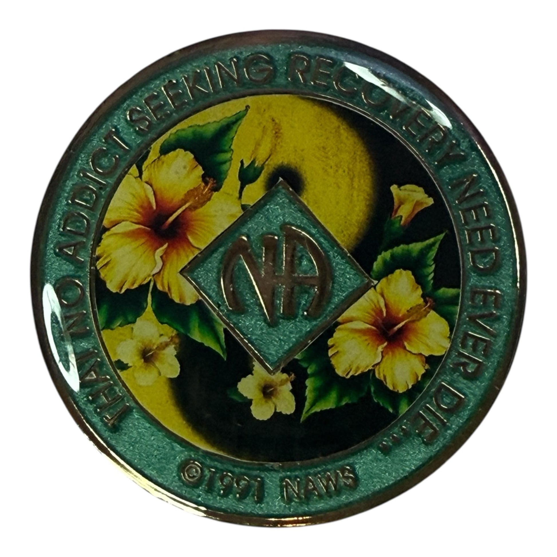 Narcotics Anonymous recovery medallion featuring yellow hibiscus flowers and a gold yin-yang design in the background. The NA logo sits at the center, surrounded by the quote “That No Addict Seeking Recovery Need Ever Die,” symbolizing peace, balance, and the beauty of recovery.